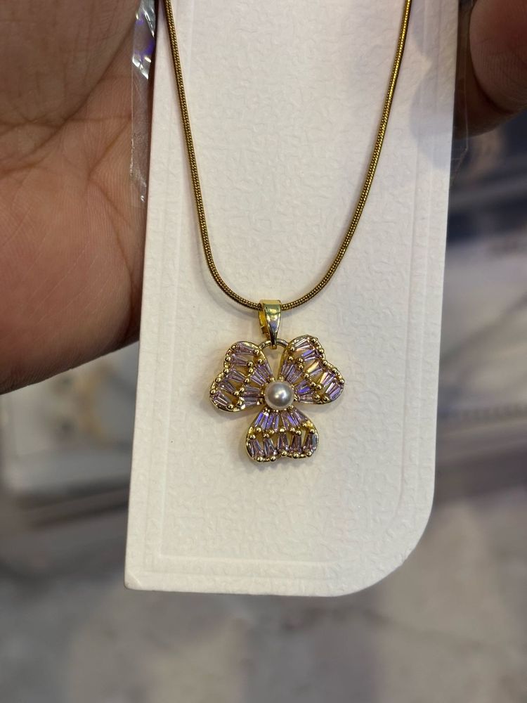 Elegant Flower Pendant Necklace