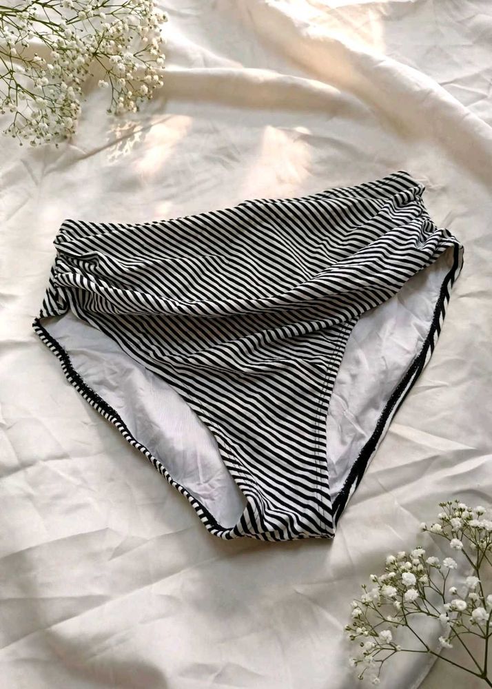 🇪🇪 1.8 Striped Bikini Bottom