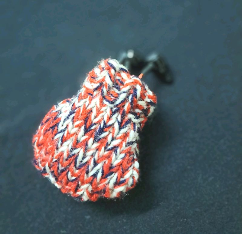 Earphone Holder. Earpod Holder. Can Be Used To Hold Both Wired And Wireless Earphones
