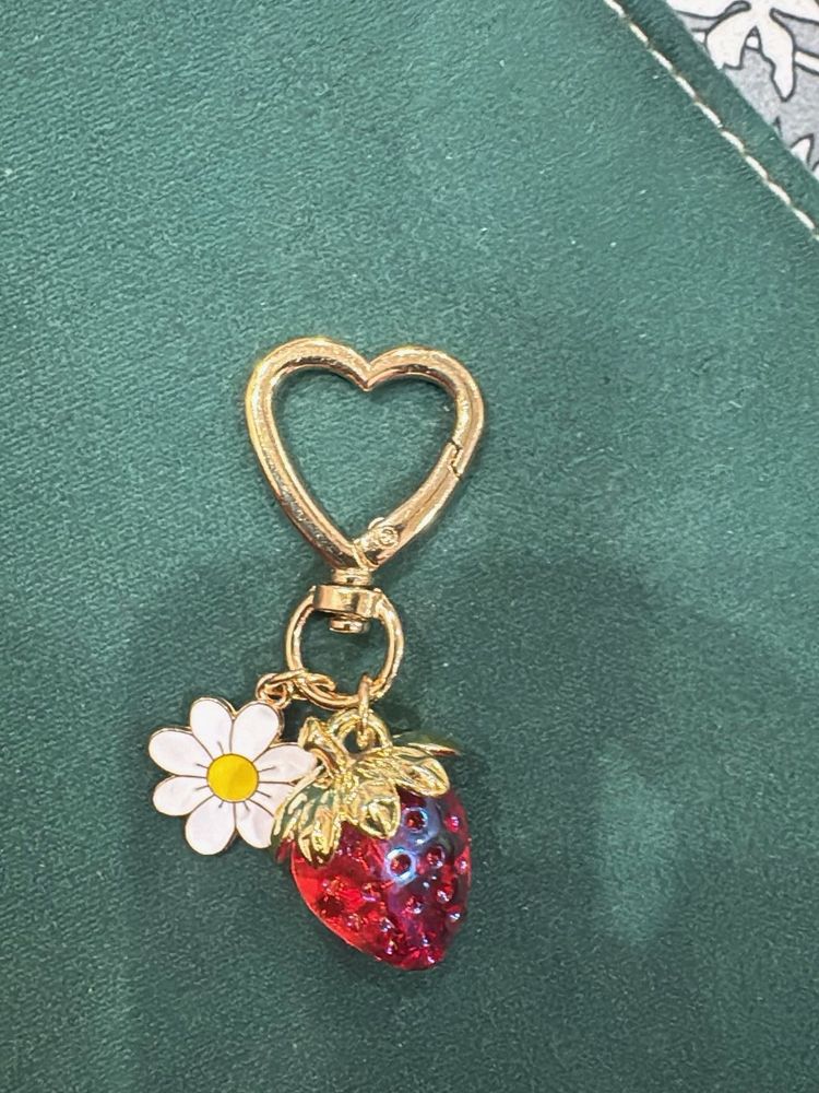 Cute Strawberry &amp; Daisy Keychain