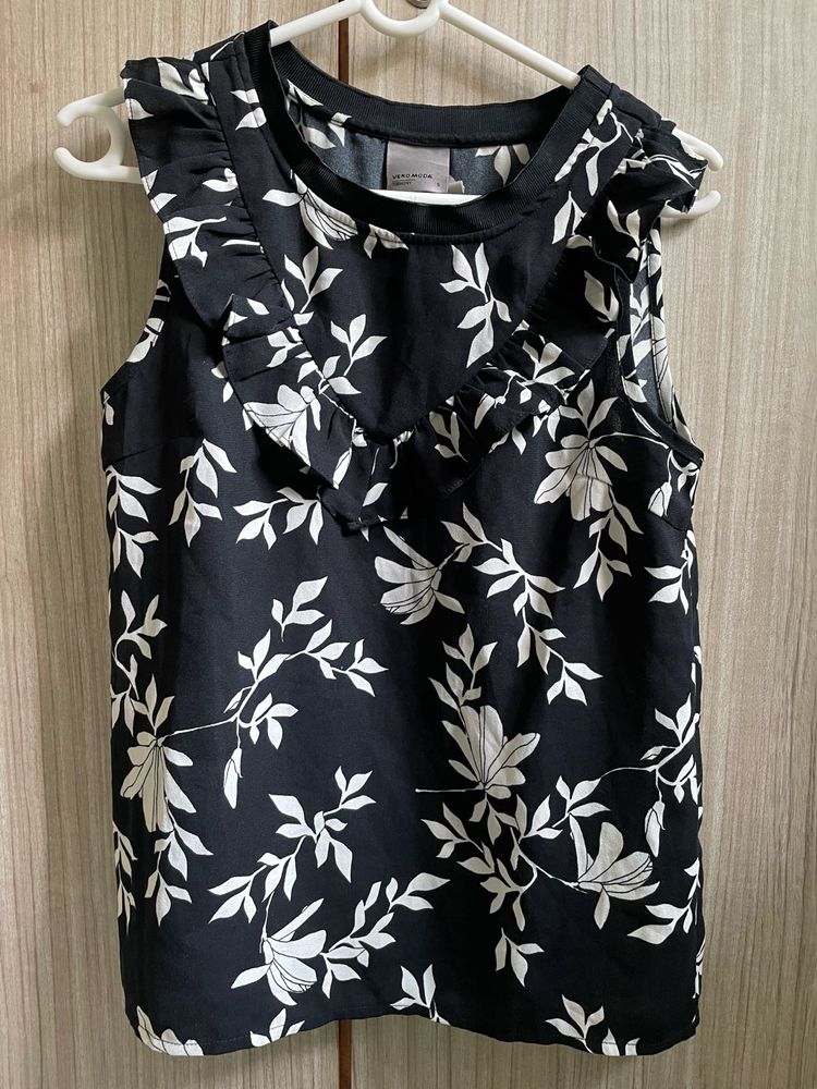 Veramoda Chic Floral Sleeveless Top