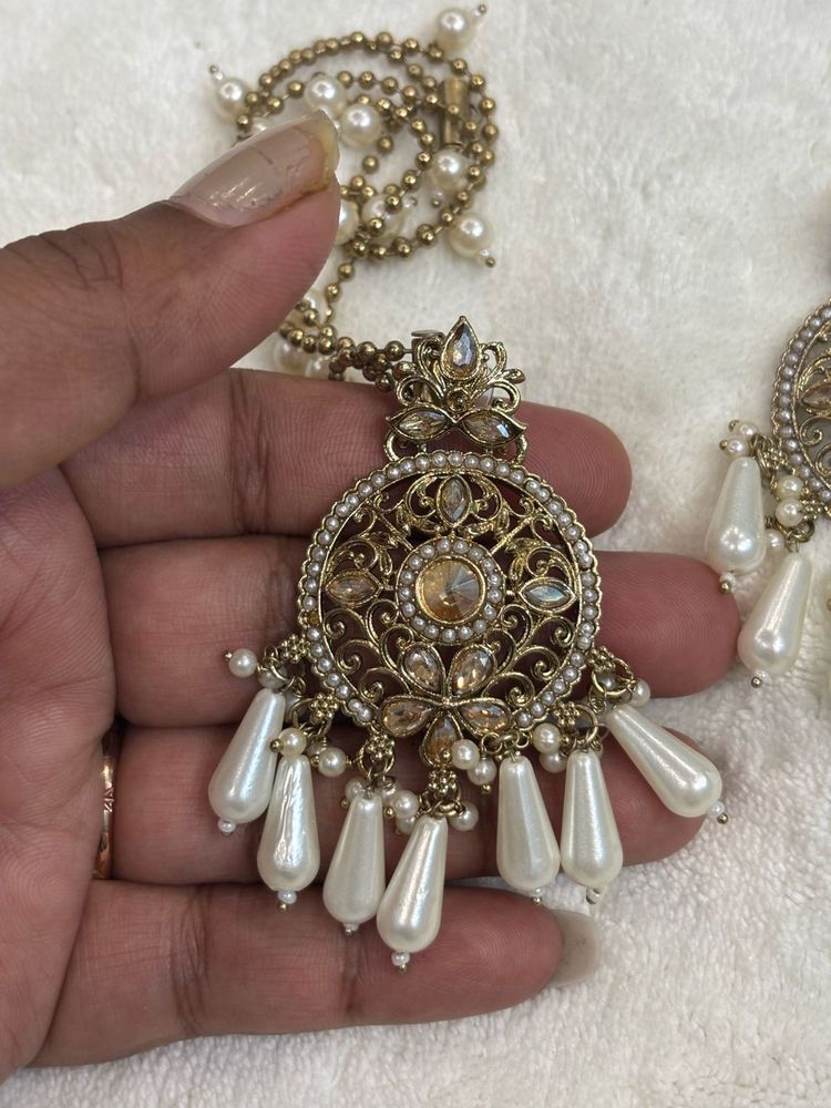 Exquisite Pearl and Gold-Toned Jewellery Set