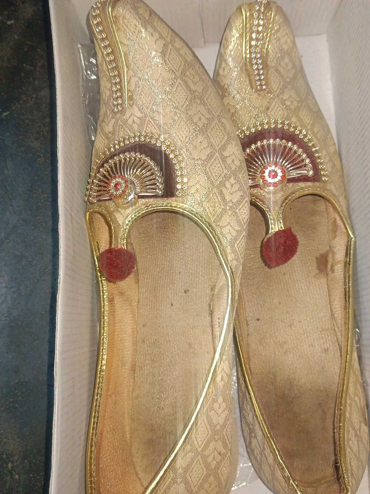 Men's Golden Embellished Ethnic Footwear
