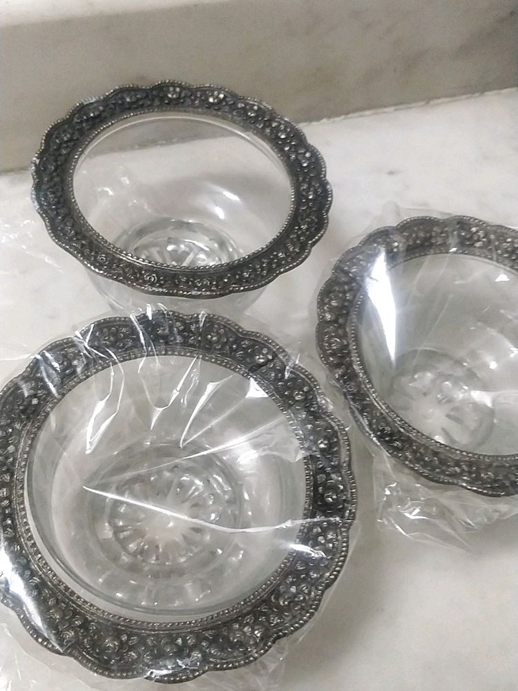 SET OF FOUR ICE CREAM BOWLS