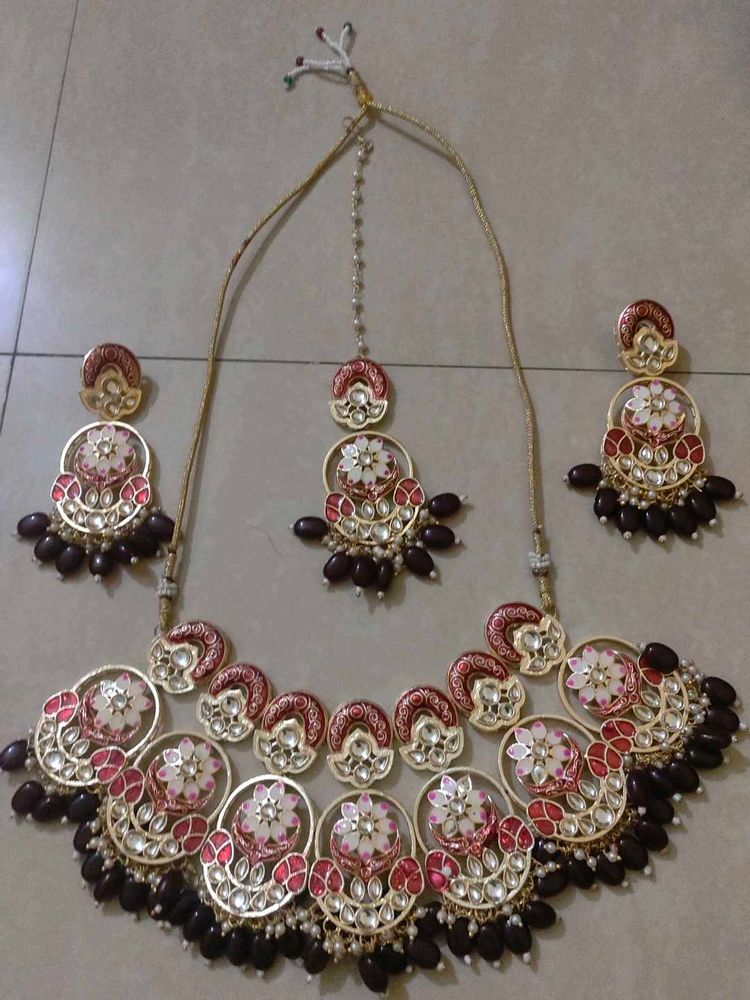 Exquisite Kundan Necklace Set with Maang Tikka