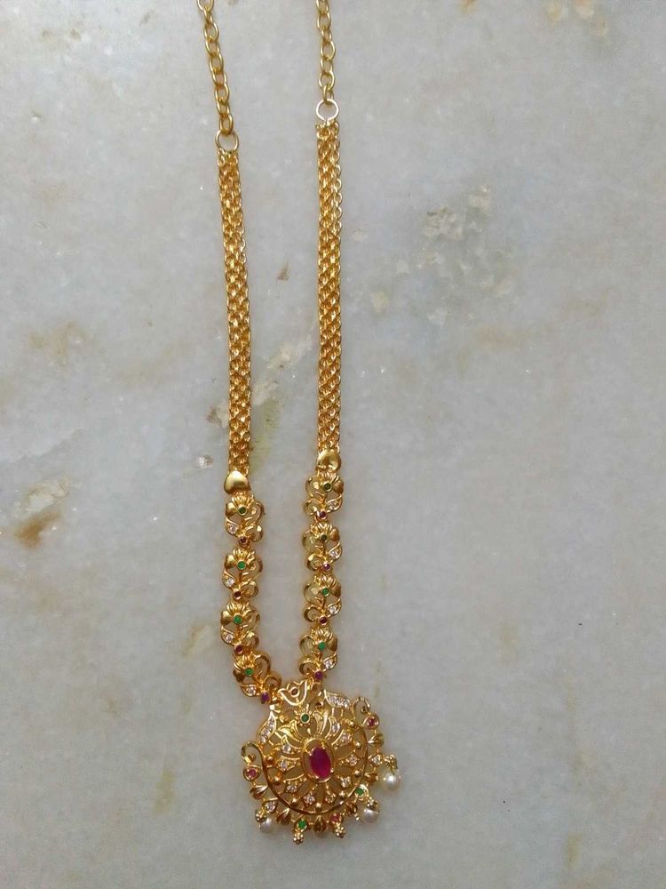Elegant Gold Necklace with Pendant
