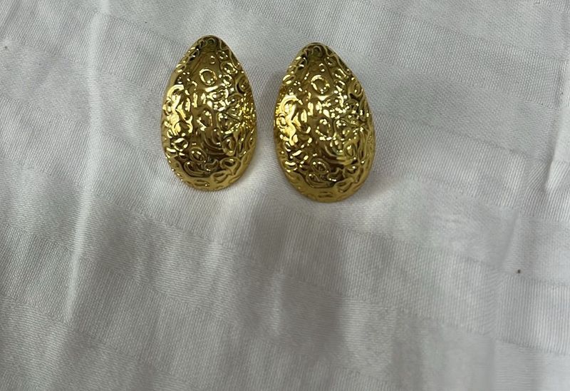 Vintage Gold Tone Oval Earrings