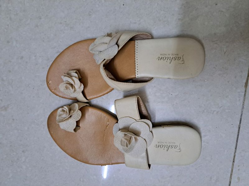 White Floral Flat Sandals. Beautiful Flower Design