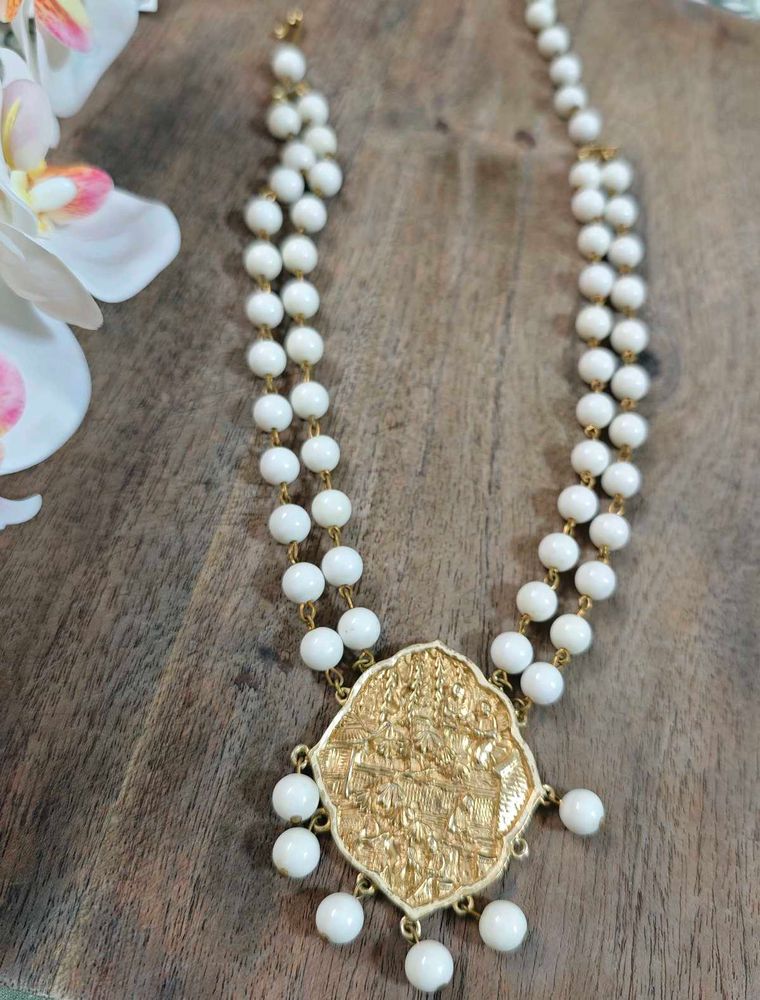 Vintage Elegant White Bead Necklace with Gold Pend