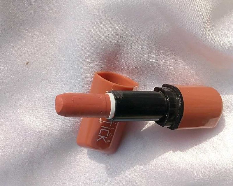 Moisturizing Lipstick - Nude Peach Shade