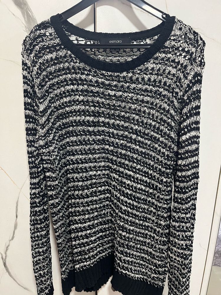 Chic Black &amp; White Knit Sweater