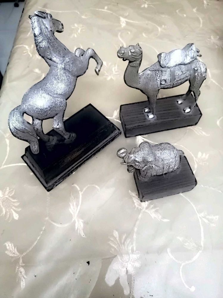 Aluminium or another Metal Showpiece Set