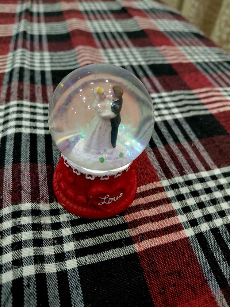 Wedding Couple Snow Globe