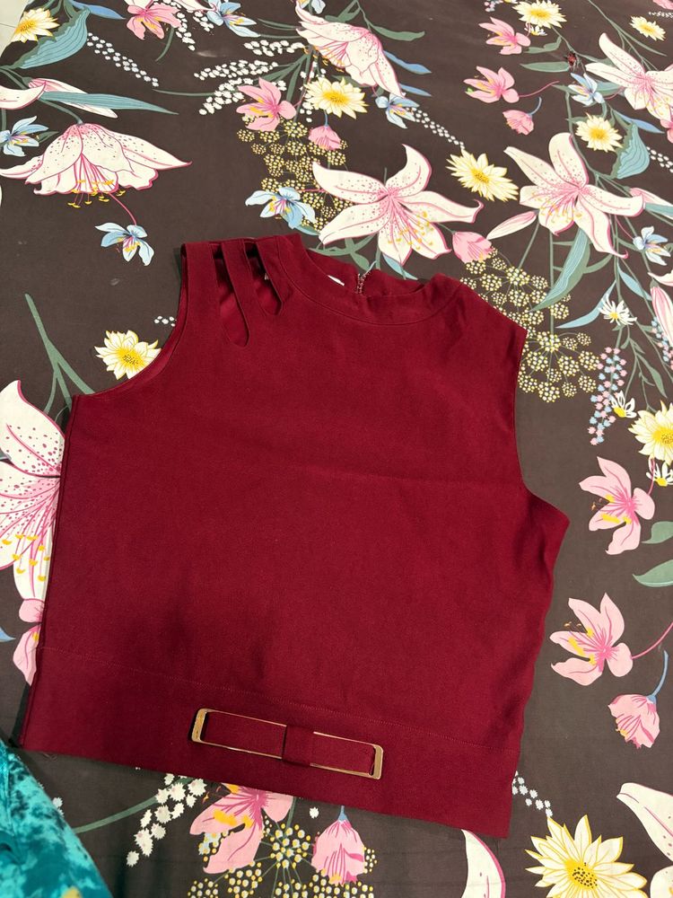 Chic Burgundy Sleeveless Top with Gold Accent
