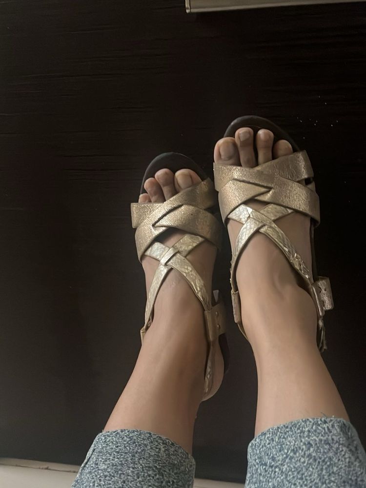 Stylish Gold Woven Sandals Eu 36