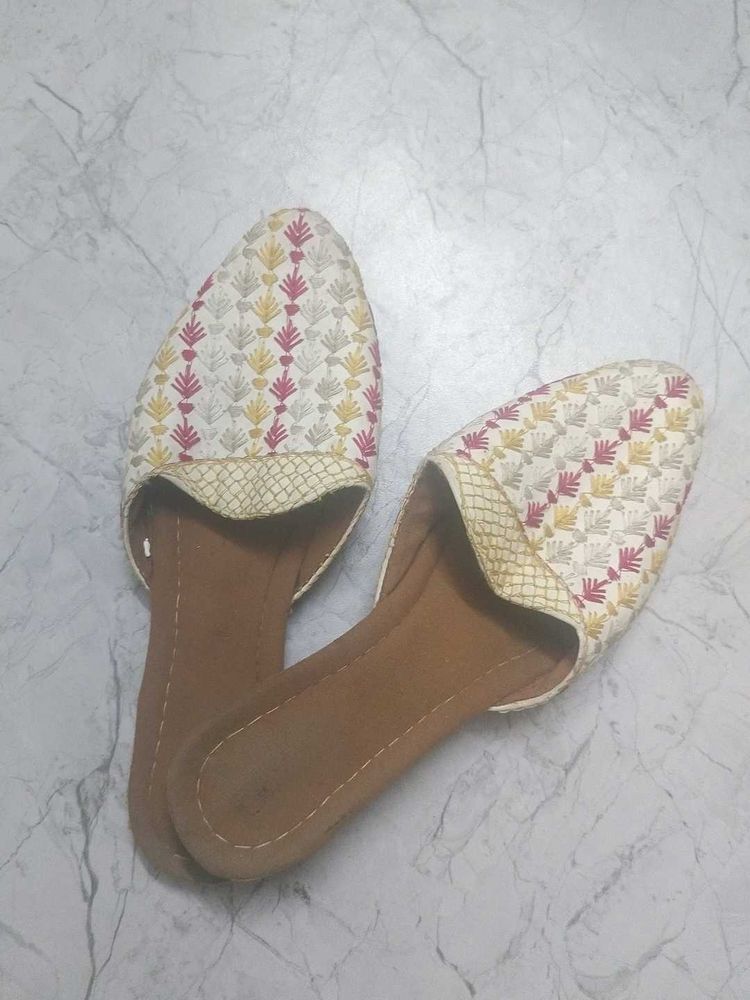 Embroidered Women's Juttis