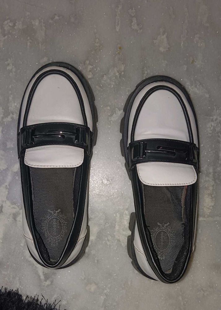 Chic White &amp; Black Loafers