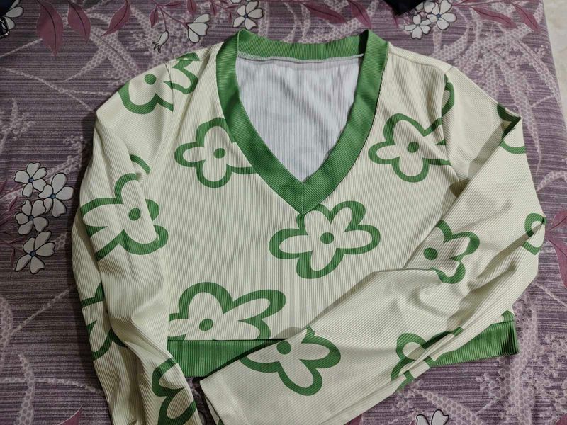 Cute floral print V-neck top