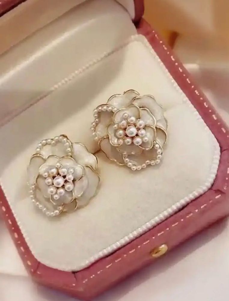 Elegant Flower Pearl Earrings