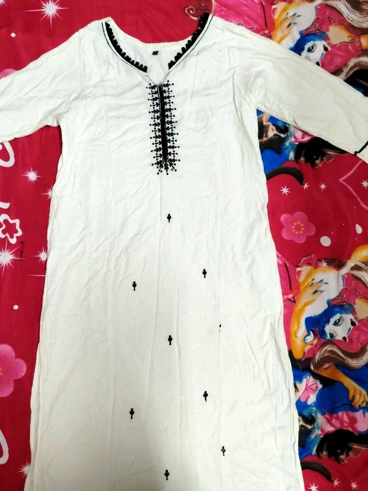 Elegant White Embroidered Kurta