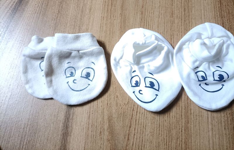 SMILEY MITTENS AND BOOTIES