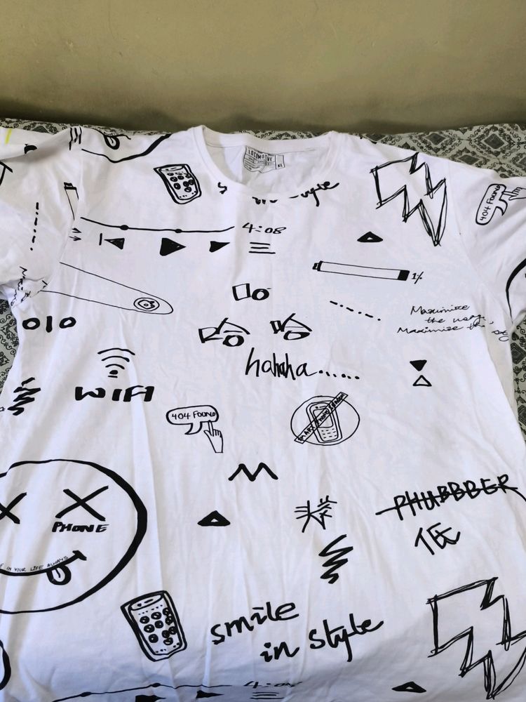 WHITE T-SHIRT PRINTED SIZE XL