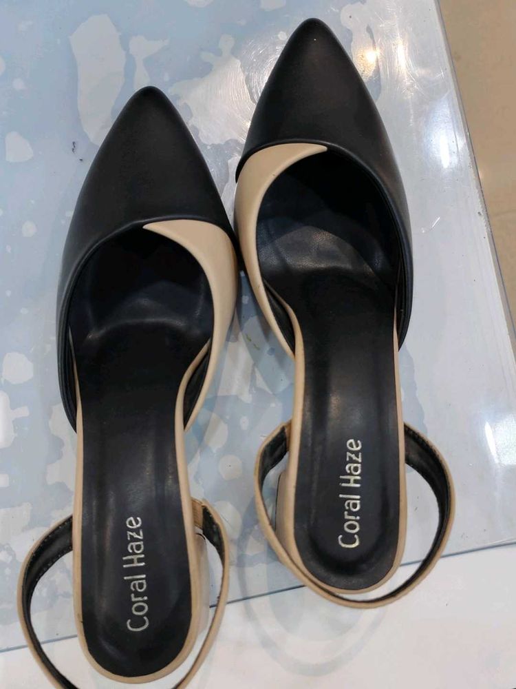 Chic Black &amp; Beige Pointed Heels