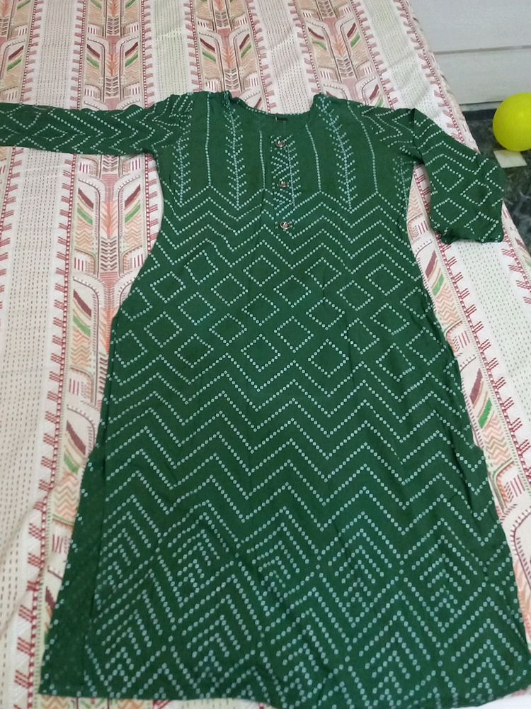 Combo Of Printed Kurti And Fency Pins