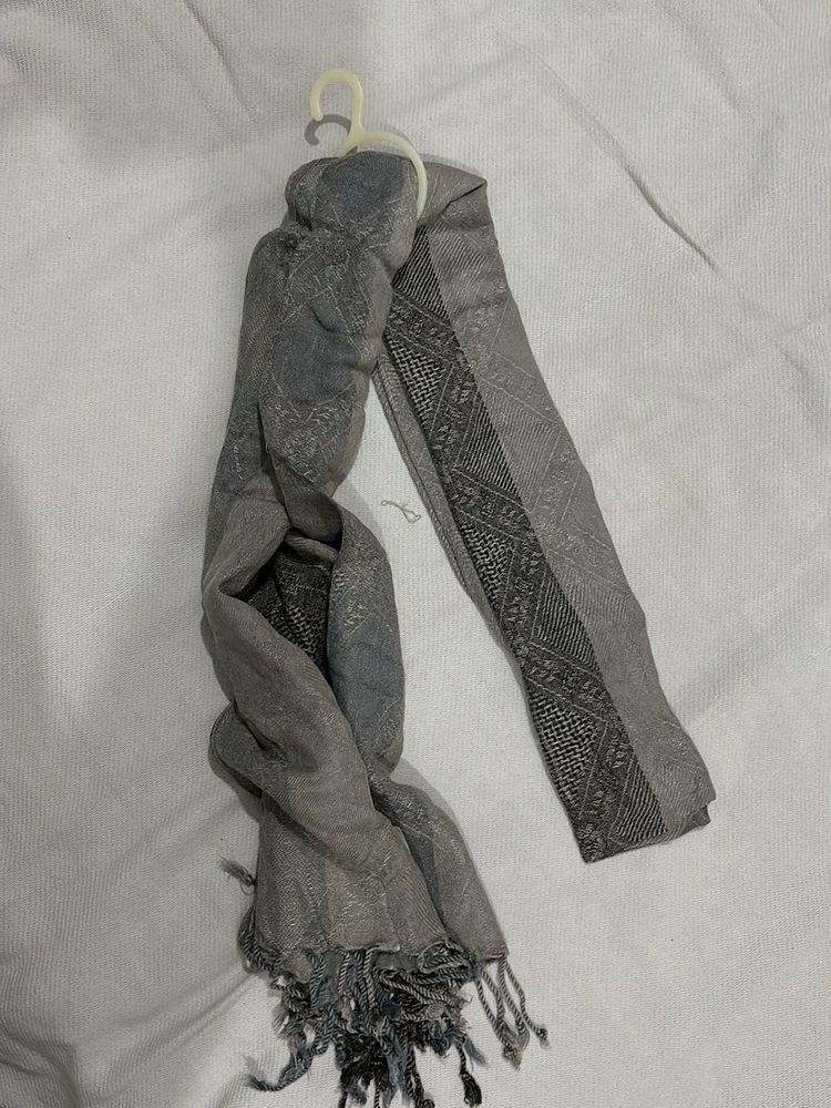 Vogele Grey textured scarf