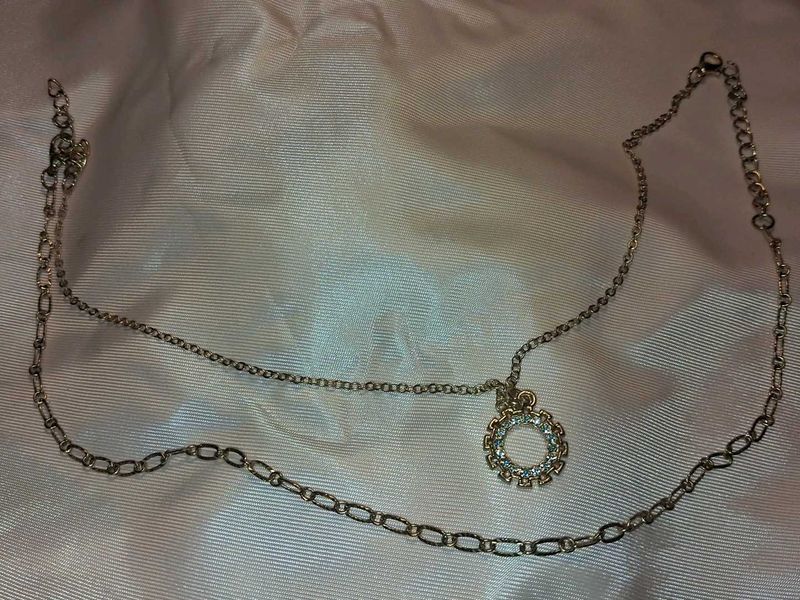 set of 2 Elegant Pendant and chain Necklace