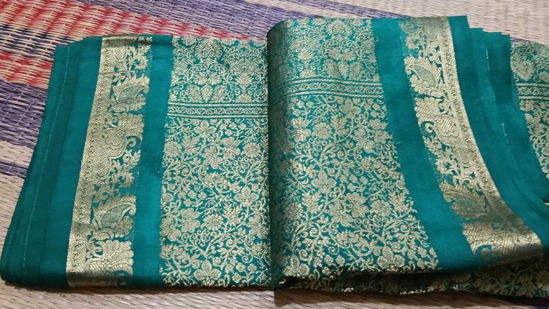 🚨 Urgent Sale🚨Green Silk Saree with Gold Border