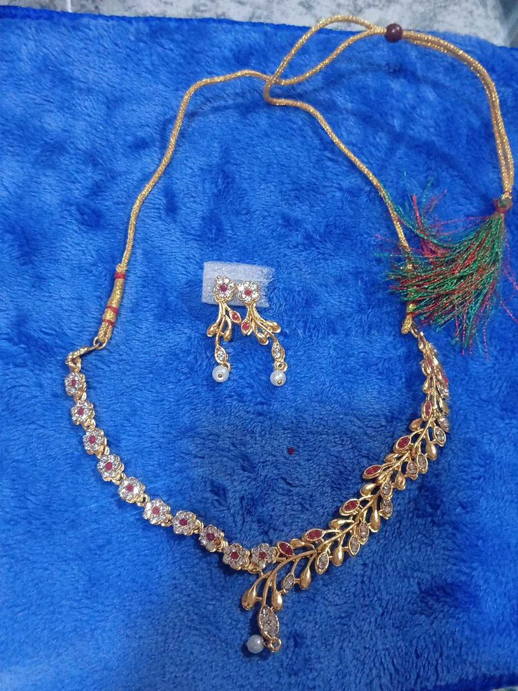 Stunning Gold Tone Necklace and Earrings Set