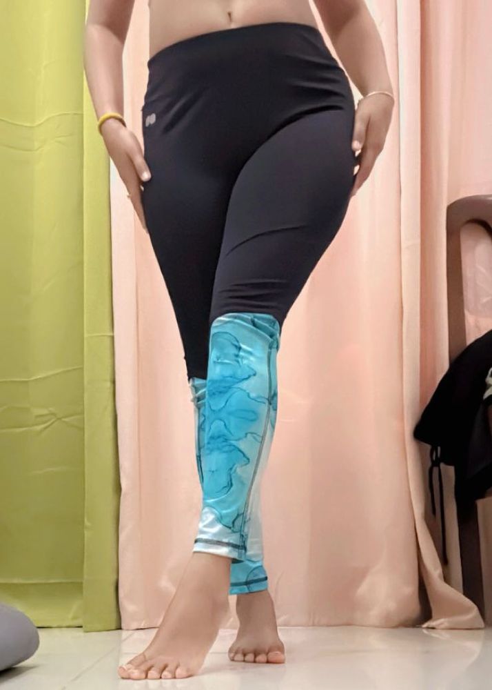 Stylish Yoga Pants with Blue Marble Print
