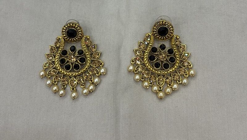 Exquisite Black &amp; Pearl Dangle Earrings