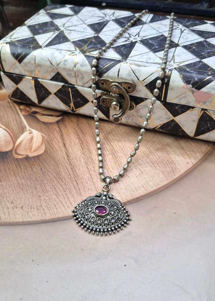 New Stock - Vintage Silver Tone Pendant Necklace