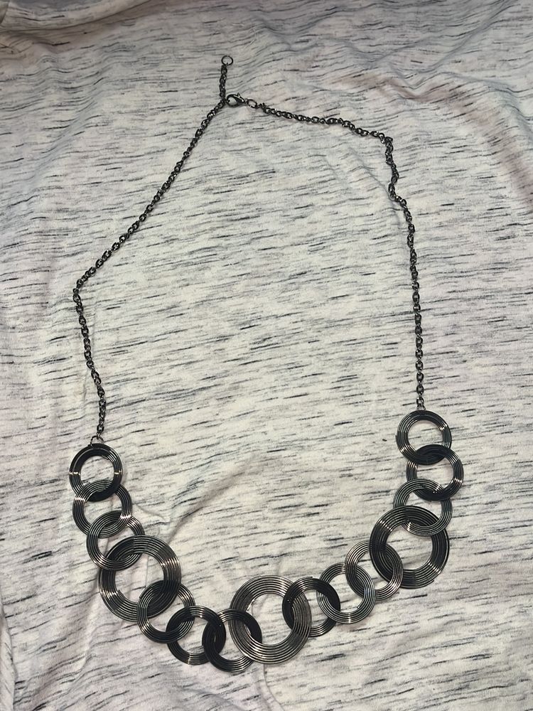 Statement Metallic neckpiece