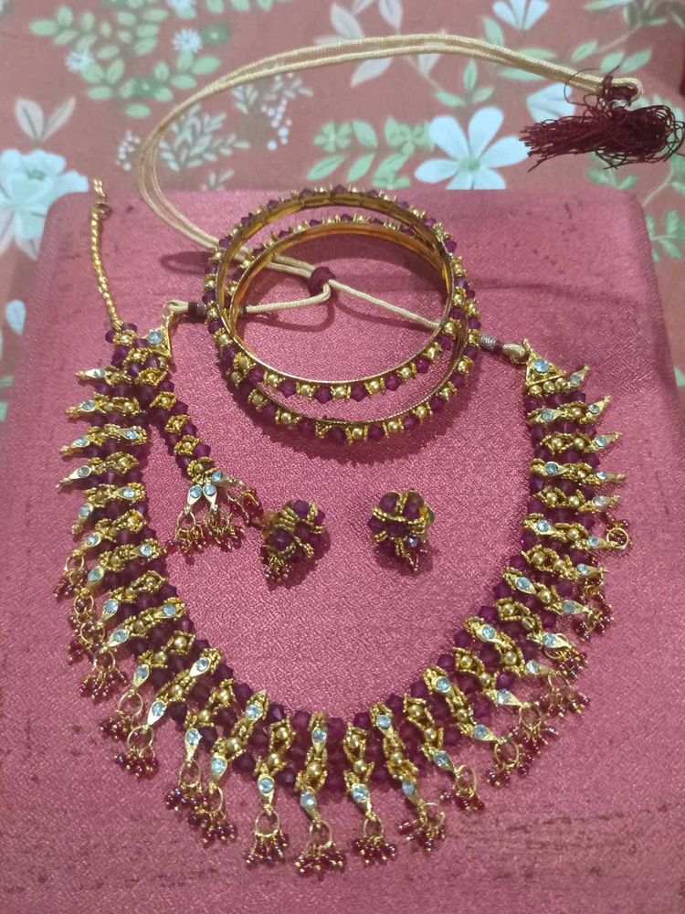 Elegant jewellery set in purple
