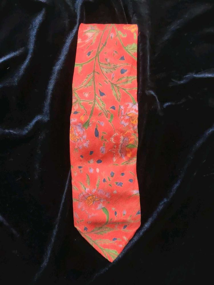 Vibrant Floral Print Tie