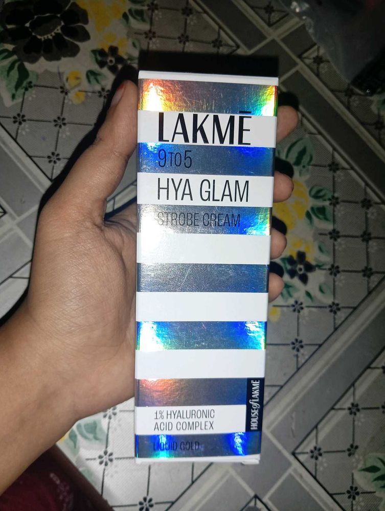 Lakme 9 to 5 Hya Glam Strobe Cream