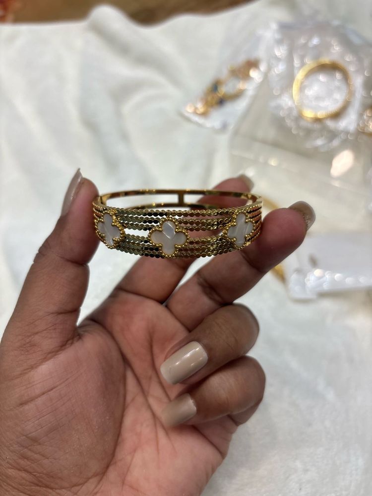 Elegant Clover Design Bangle