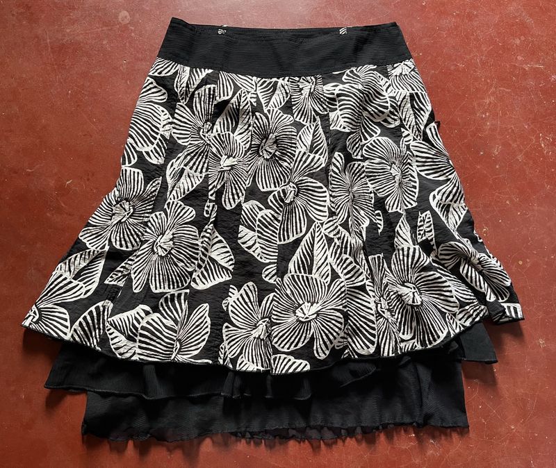 Chic Black &amp; White Floral Skirt