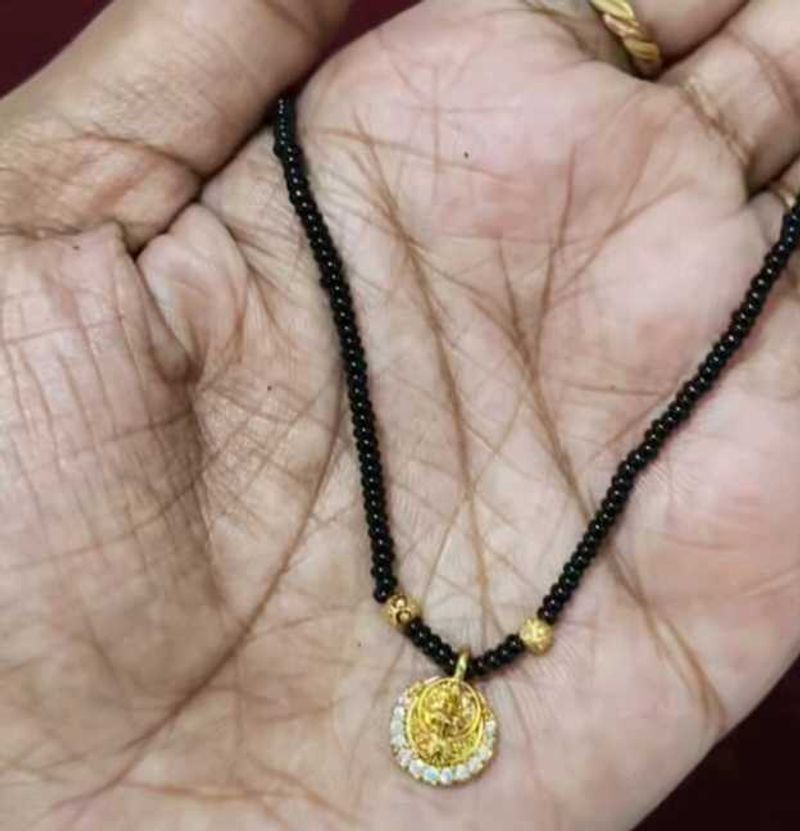 Elegant Gold Pendant Necklace