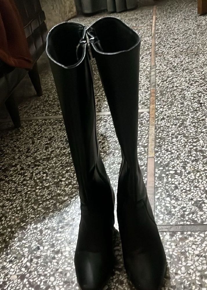 Chic Black Knee-High Boots