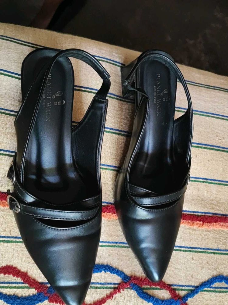 Chic Black Slingback Heels