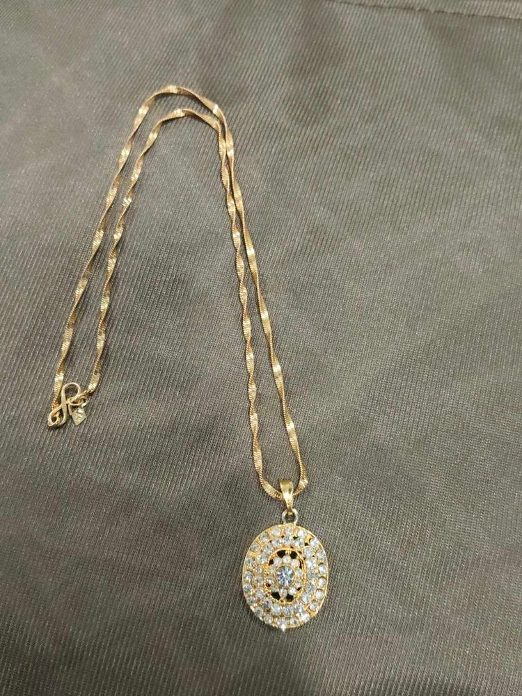 Elegant Gold-Tone Pendant Necklace