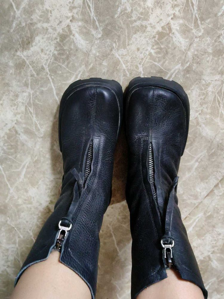Chic Black Leather Zipper Boots
