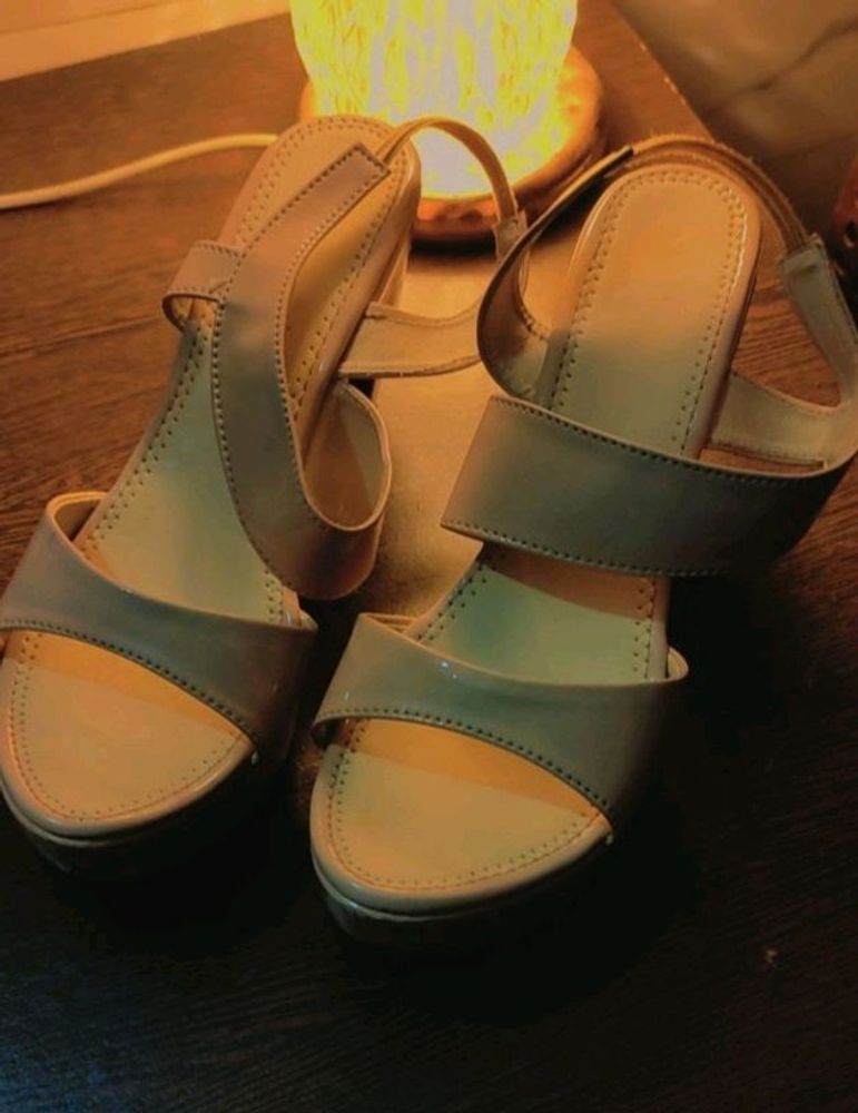 sale till 5AM NUDE HEELS