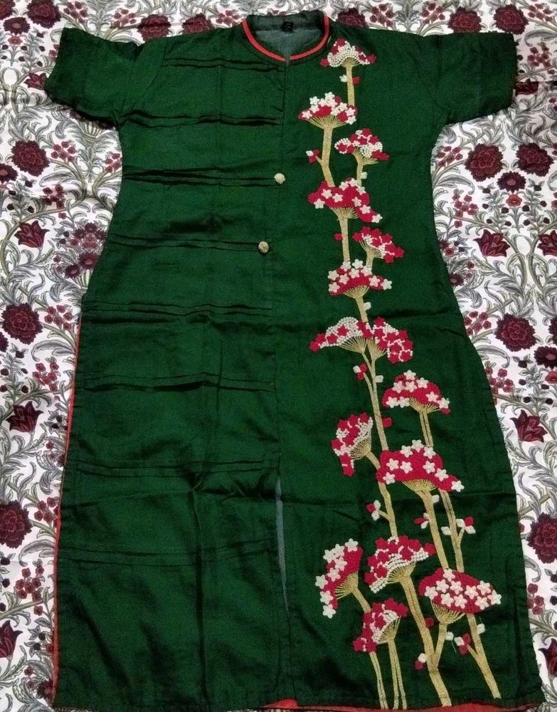Elegant Green Kurta with Floral Embroidery