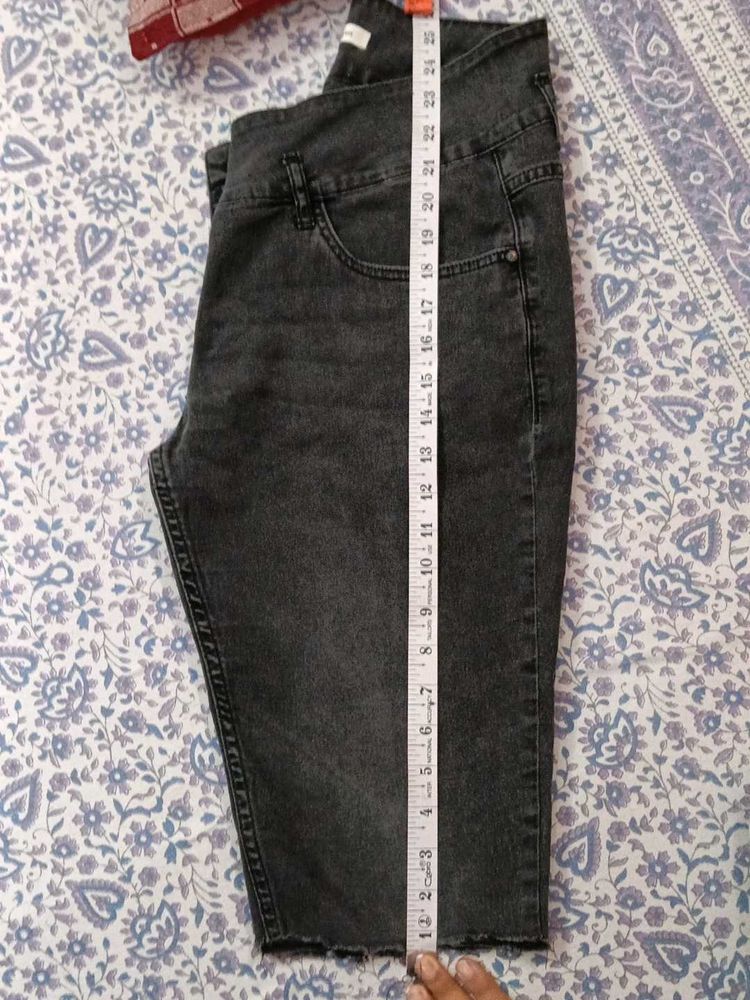 Stylish Charcoal Grey shorts (kapri) for girls
