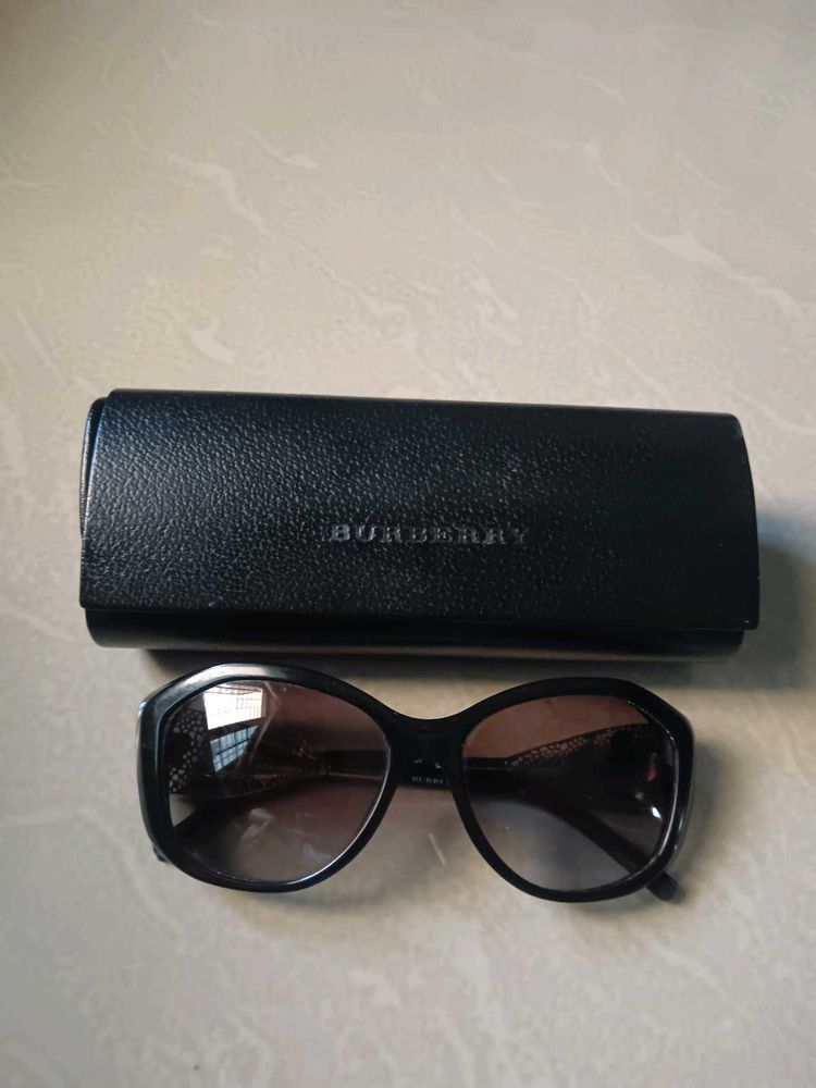 Burberry Sunglass with cover 100% authentic